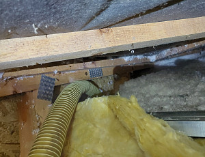 Zateplení stropů strojoven pomocí foukané izolace